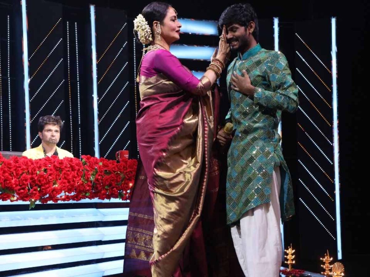 Indian Idol Season 12: Rekha gets emotional on the song Lambi Judaai sung  by Sawai Bhatt | IWMBuzz