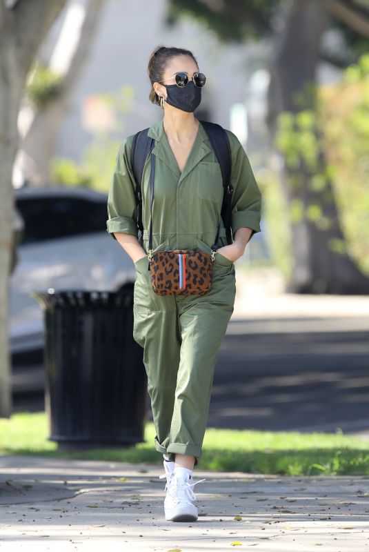 Jessica Alba Made A Brilliant Fashion Statement In This Dark Green Pant Suit, Have A Look - 0