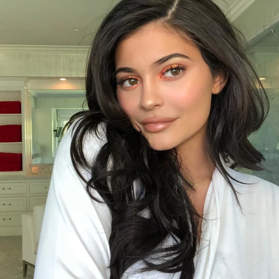 Kylie Jenner Inspires Fans To Look Amazingly Gorgeous In Nude Makeup Looks 766392