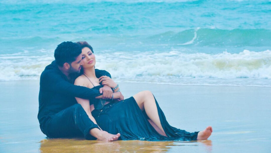 Mere Ghar Ka Pata: Urvashi Rautela spotted getting romantic and cosy on the beach with Guru Randhawa, photos go viral 375963
