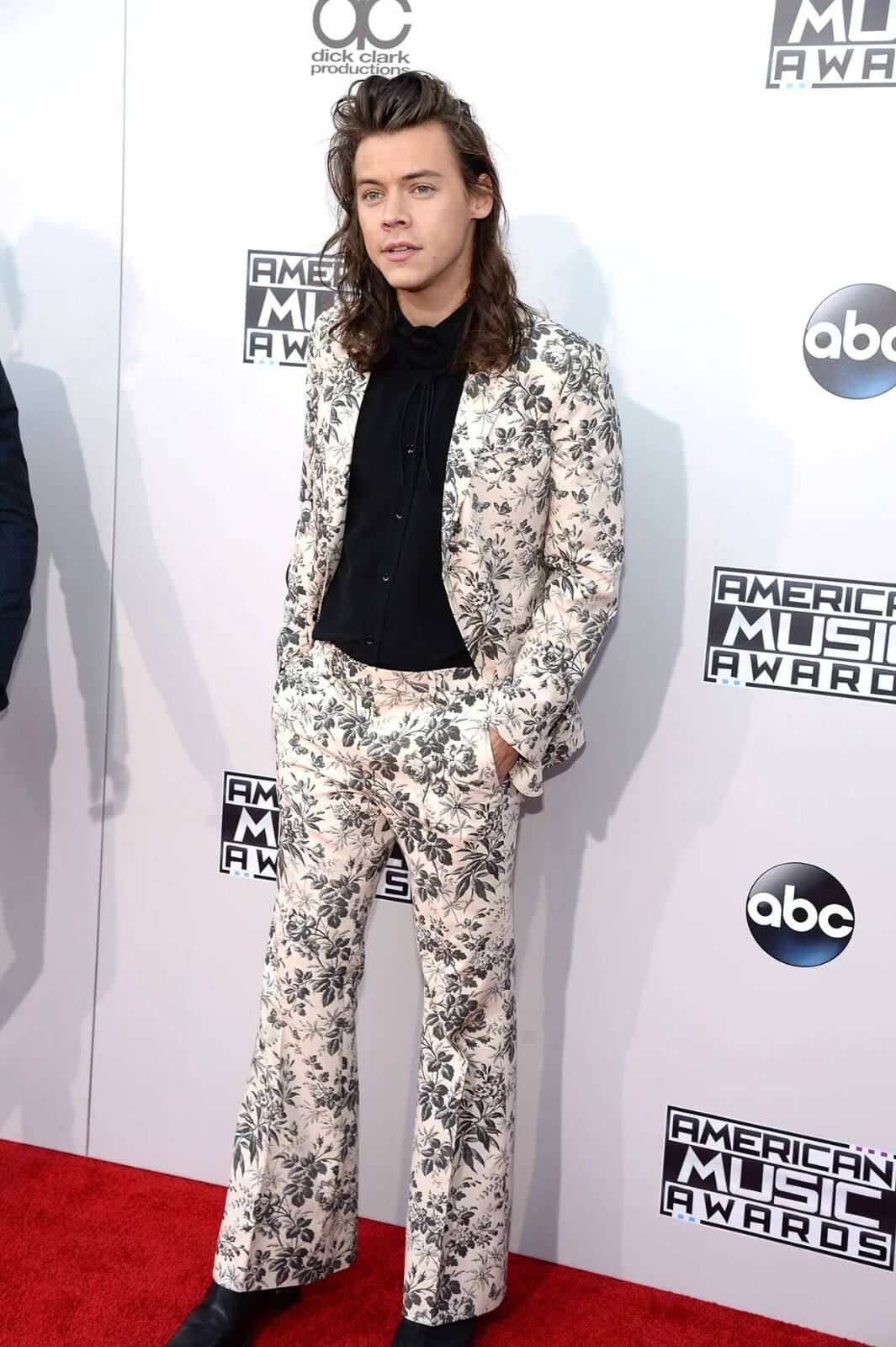 Take a look at the funkiest outfits worn by the English singer Harry Styles 769817