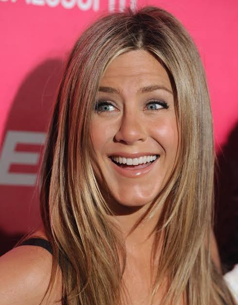 [Beguling In Nude] Jennifer Aniston Keeps It, Super Simple, When It Comes To Makeup: Take Your Nude Makeup Cues From Her - 2