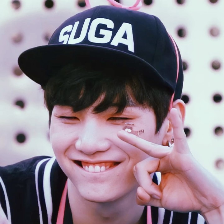 BTS's Suga's Smile Is Abundant For His True Fans To Melt, Check These Heart Stealing Looks 821473