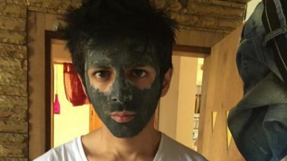 Kartik Aaryan shares hilarious 'facial mask' photo in Covid-19 time, asks for 'wrong captions' 392073