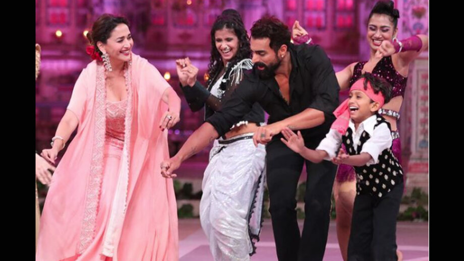 Madhuri Dixit's unseen candid dance moment with the contestants of Dance Deewane 3 will make you go aww 400700