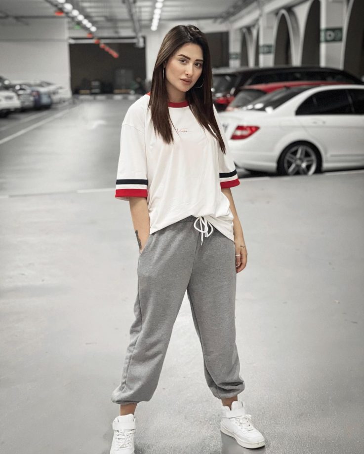 Mahira Sharma in chic sporty casual looks are here, don’t miss it 821545