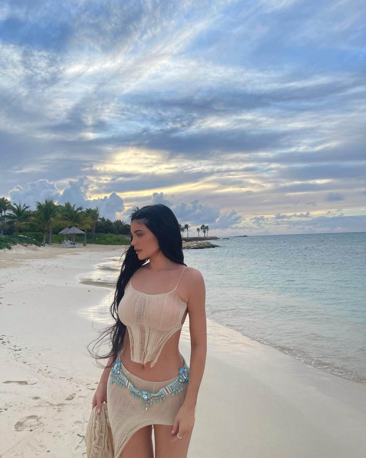 What A Hottie: Kylie Jenner burns the beachwear fashion game in her latest hot photo, fans go bananas 822602