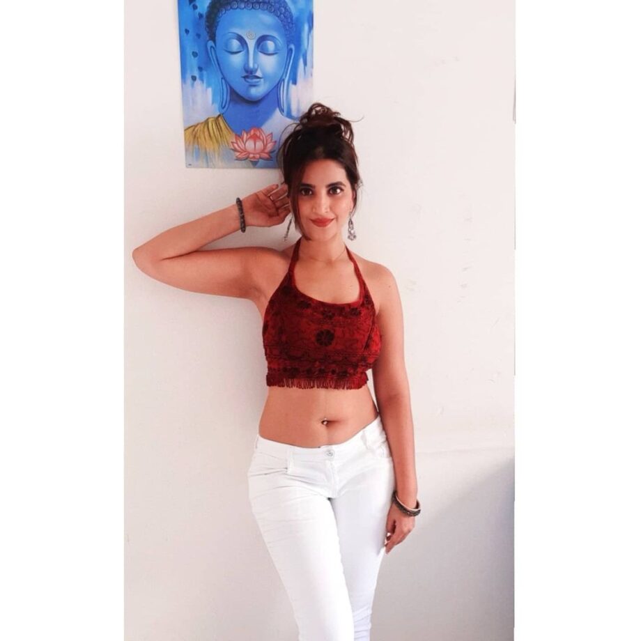 Gandii Baat Actress Jolly Bhatia's Boldest Belly Curve Navel Moments That Made Us Crush On Her - 2