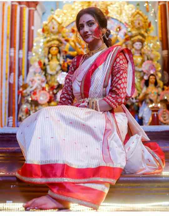Nusrat Jahan, Mimi Chakraborty &amp; Koel Mallick&#39;s Best Bengali Traditional &#39;White Saree Red Embroidery Looks&#39; To Try Out For Durga Puja This Year | IWMBuzz