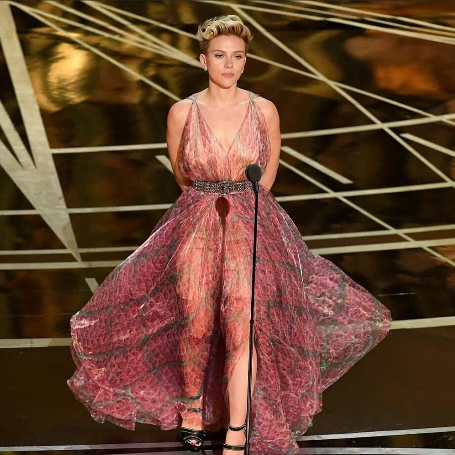 Coz Girls Like To Dress: Emma Watson & Scarlett Johansson’s Looks In Pink To Fall For - 5