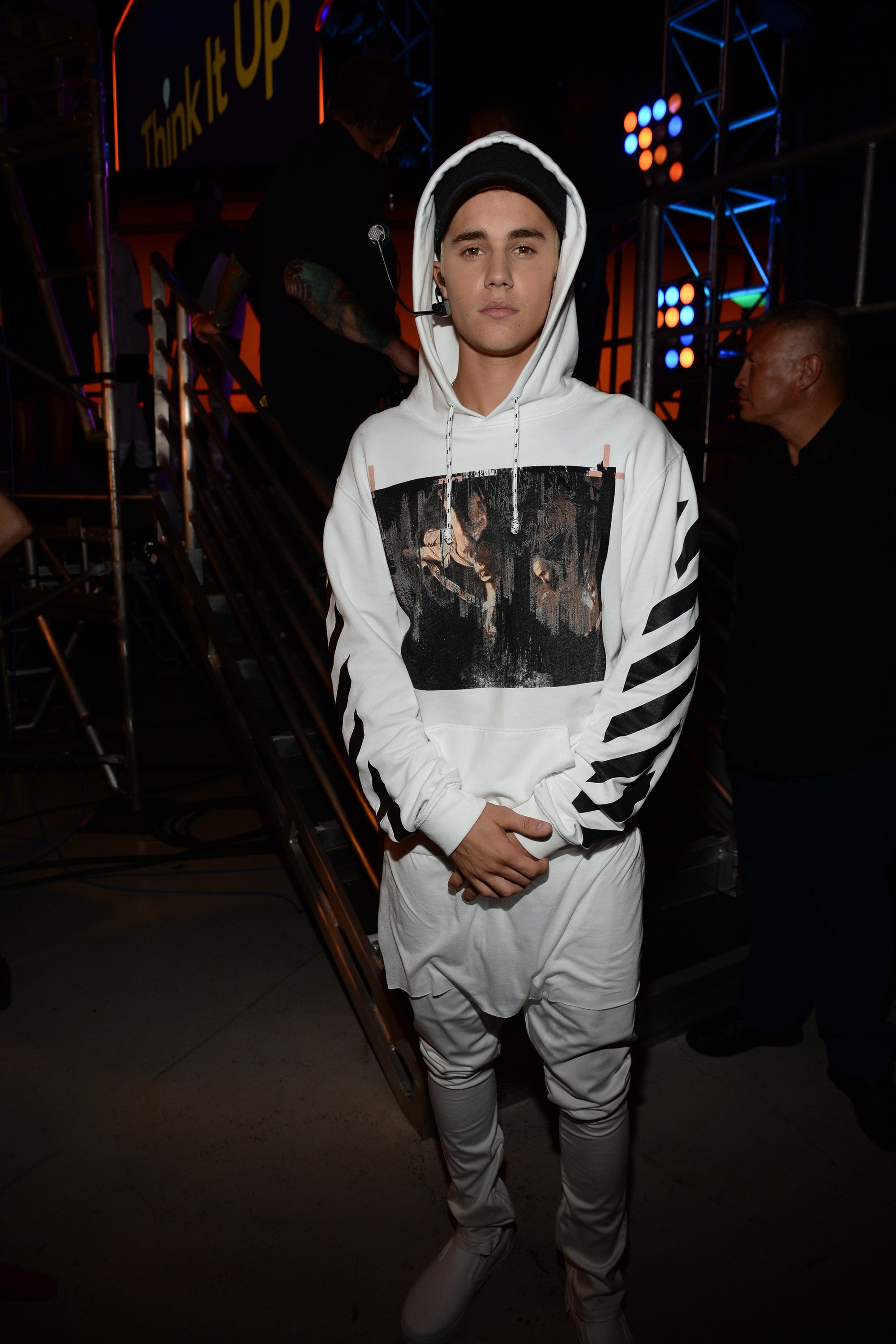 følsomhed Herre venlig Forinden In Love With Sweatshirts: Take Fashion Notes From Justin Bieber & Shawn  Mendes | IWMBuzz