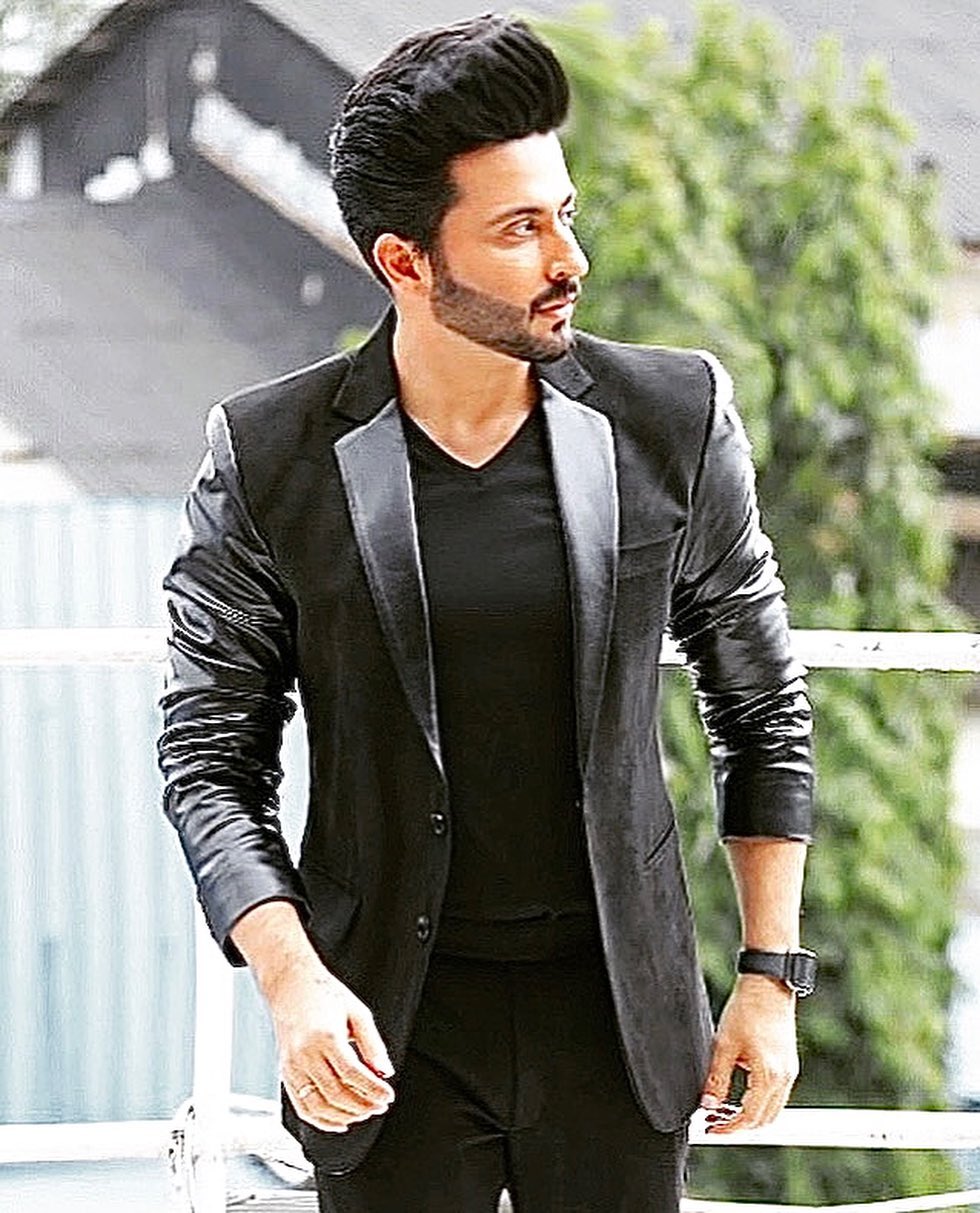 Dheeraj Dhoopar Shows Us How To Style A Classic Black Suit & Make It Look  Modern