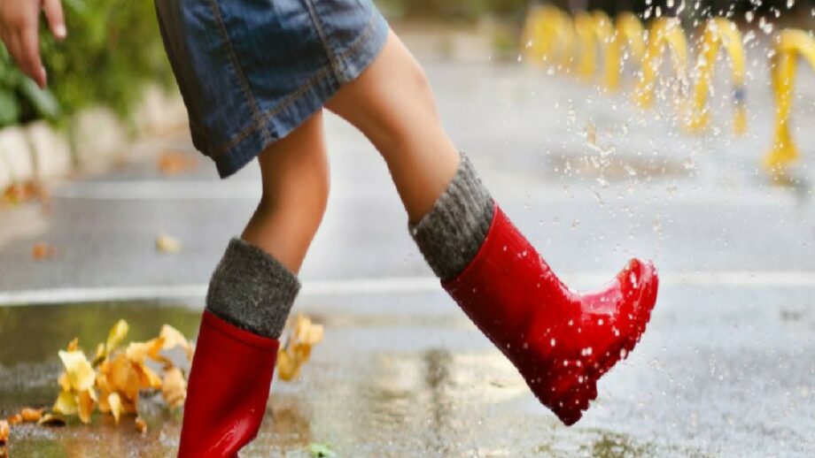 Monsoon Fashion: Make A Stylish Splash By Wearing Comfy And Waterproof Footwears 435629