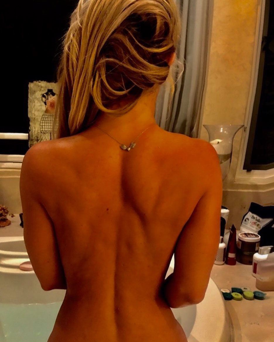 Check out the amazing bare-back outfit of the 2000s singer Britney Spears! 