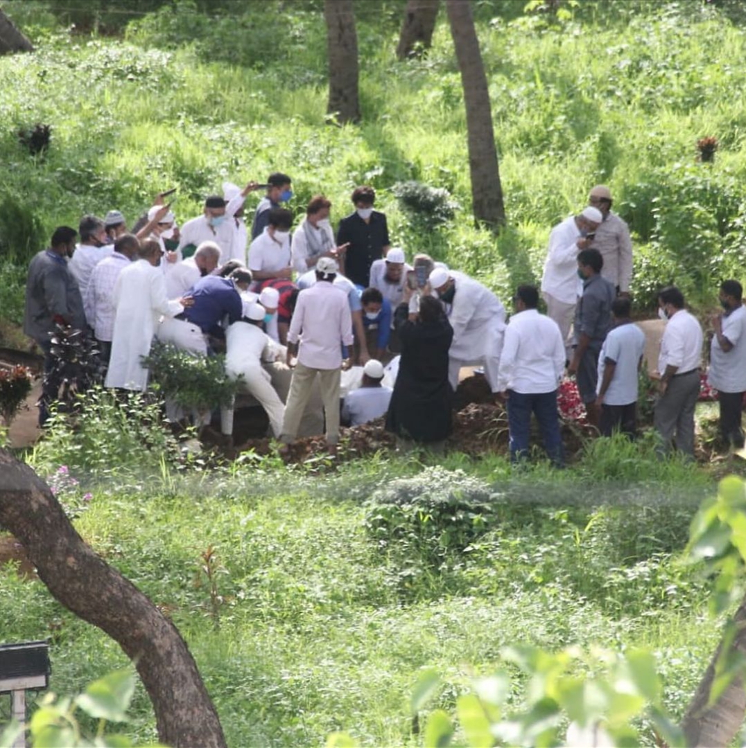 RIP Dilip Kumar: Legendary actor buried at Juhu Qabrastan, see emotional  funeral pics | IWMBuzz