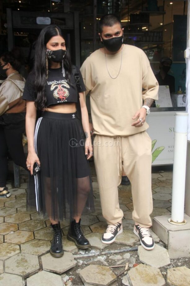 Shruti Haasan Gets Cozy With Boyfriend Santanu Hazarika As They Step Out For Some Grocery Shopping - 1