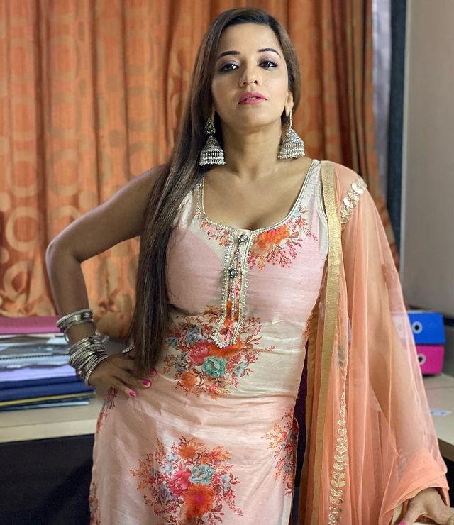 bhojpuri actress rani chatterjee punjabi look in patiala suit, fan says  patakha - पटियाला सूट पहन भोजपुरी एक्ट्रेस रानी चटर्जी बनीं पंजाबी कुड़ी,  फैंस बोले- पटाखा