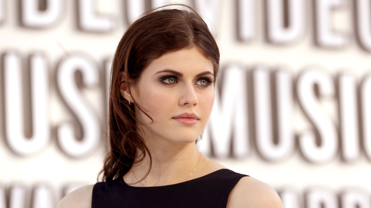 Alexandra Daddario Is Totally Taking Our Hearts With Her Marvellous &  Wonderful Eyes | IWMBuzz