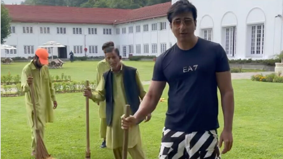 Swachh Bharat Surakshit Bharat: Sonu Sood follows Salman Khan&#39;s footsteps,  takes to cleaning personally to set an example | IWMBuzz