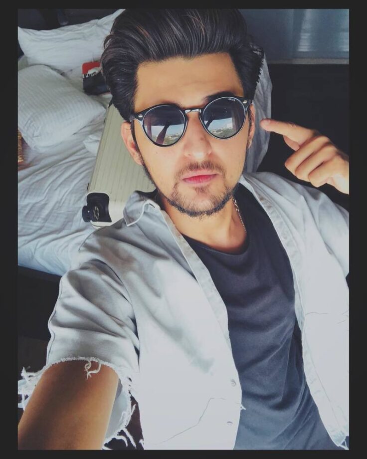 The Selfie King: 5 Times Darshan Raval Showed us how to Slay the Perfect Selfie, Take Cues 793874