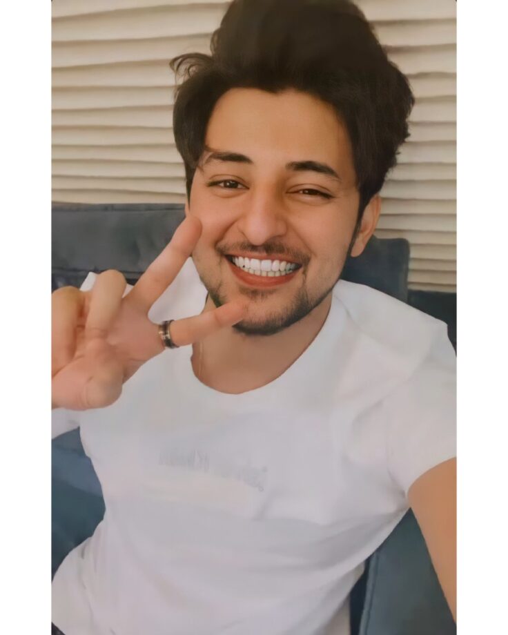 The Selfie King: 5 Times Darshan Raval Showed us how to Slay the Perfect Selfie, Take Cues 793875