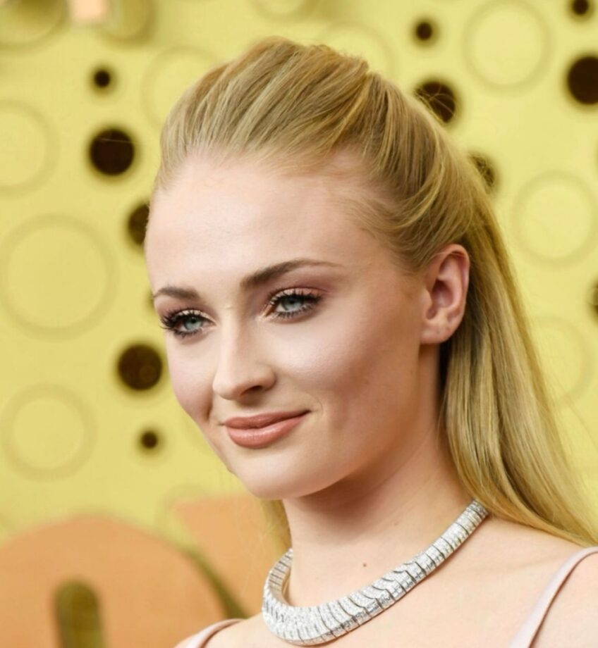 Meet The Pros Of Makeup: Sophie Turner & Scarlett Johansson Know How To Keep It Stylish All The Times, Take Cues - 1