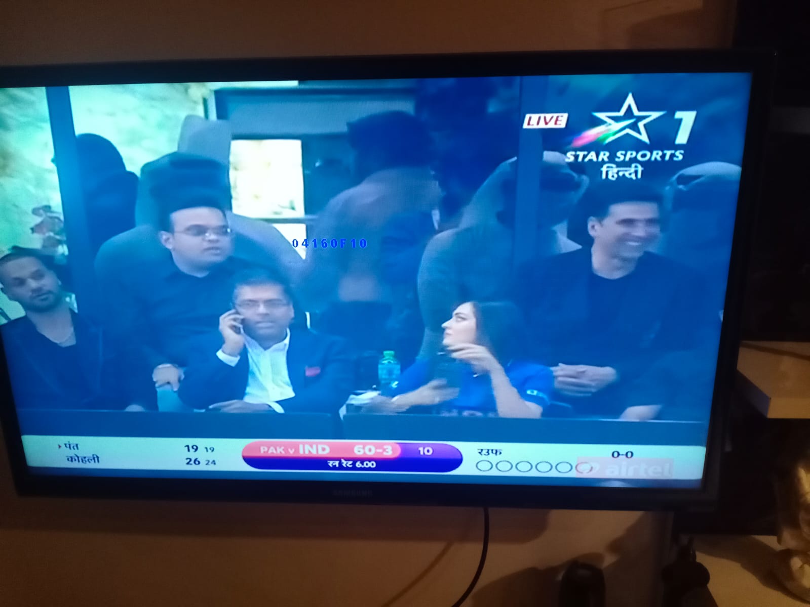 India Vs Pakistan ICC T20 World Cup 2021 Akshay Kumar and Shikhar Dhawan spotted enjoying match together at Dubai, see viral pic