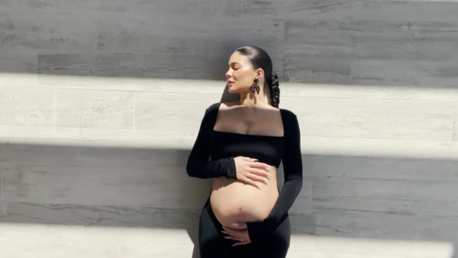 Kylie Jenner Goes For A Date In Black Outfit: Displays Baby Bump Like A Diva 510420