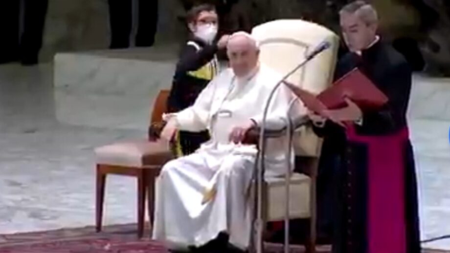 OMG! A Video Of A 10-Year-Old Boy Was Trying To Steal The Pope's Cap That Went Crazy Viral, Watch 509666