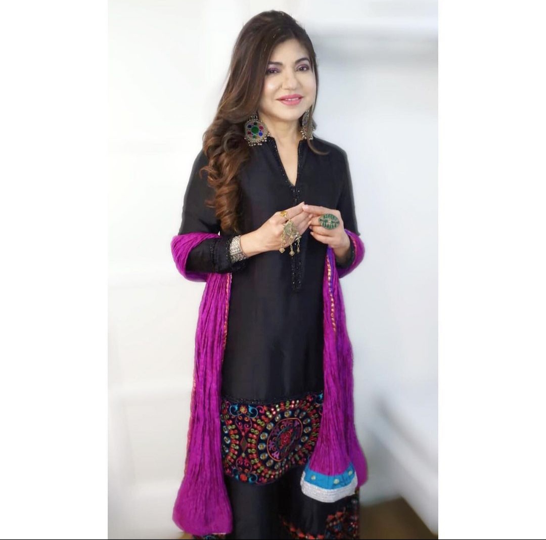 Wear Bindi & Look Sanskari: Take Cues From Alka Yagnik To Ace The Look
