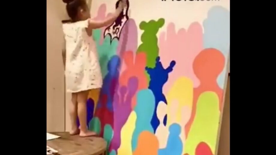 A Video Of A 5-Year-Old Girl Is Going Viral, Where She Can Be Seen Painting On A Huge Canvas, Her Skills Leave People Amazed 514309