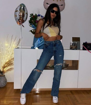 https://www.iwmbuzz.com/wp-content/uploads/2022/01/grab-hardik-pandyas-wife-natasa-stankovics-cute-comfy-crop-tops-pair-with-blue-jeans-for-your-next-sunday-brunch-5.jpg
