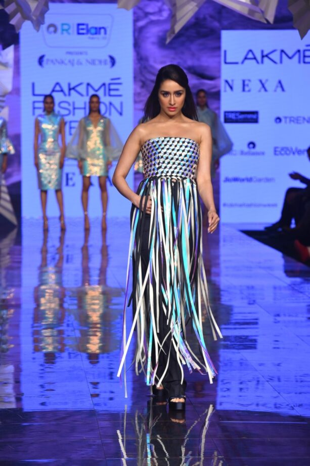 Our Favorite Show-Stopping Looks From Lakme Fashion Week: From Malaika Arora To Kareena Kapoor - 3