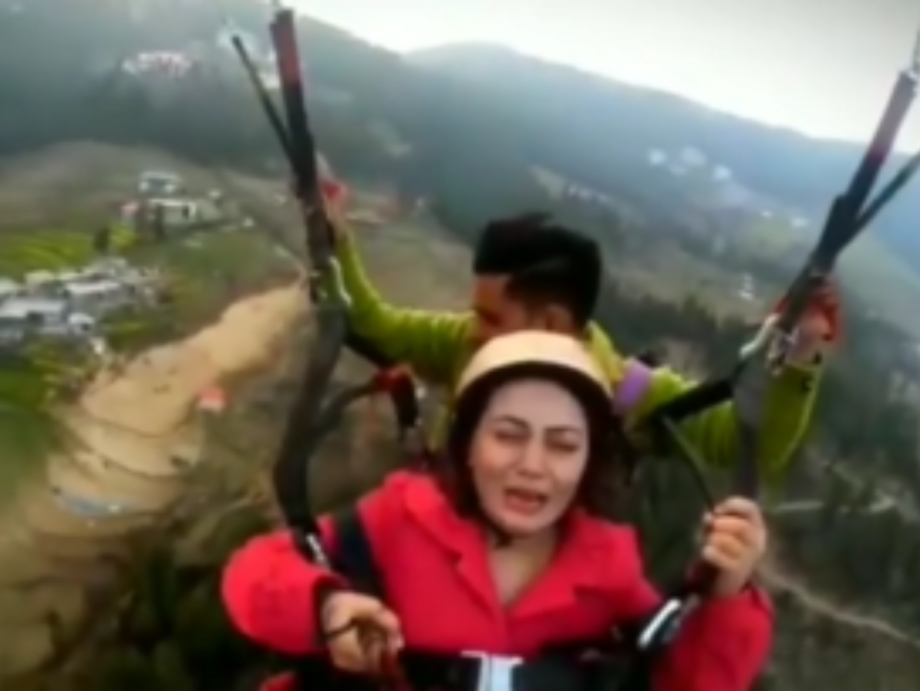 LOL: A Funny Video Of A Woman Shouting She Doesn't Want To Try Paragliding  Is Making A Lot Of Noise On The Internet | IWMBuzz