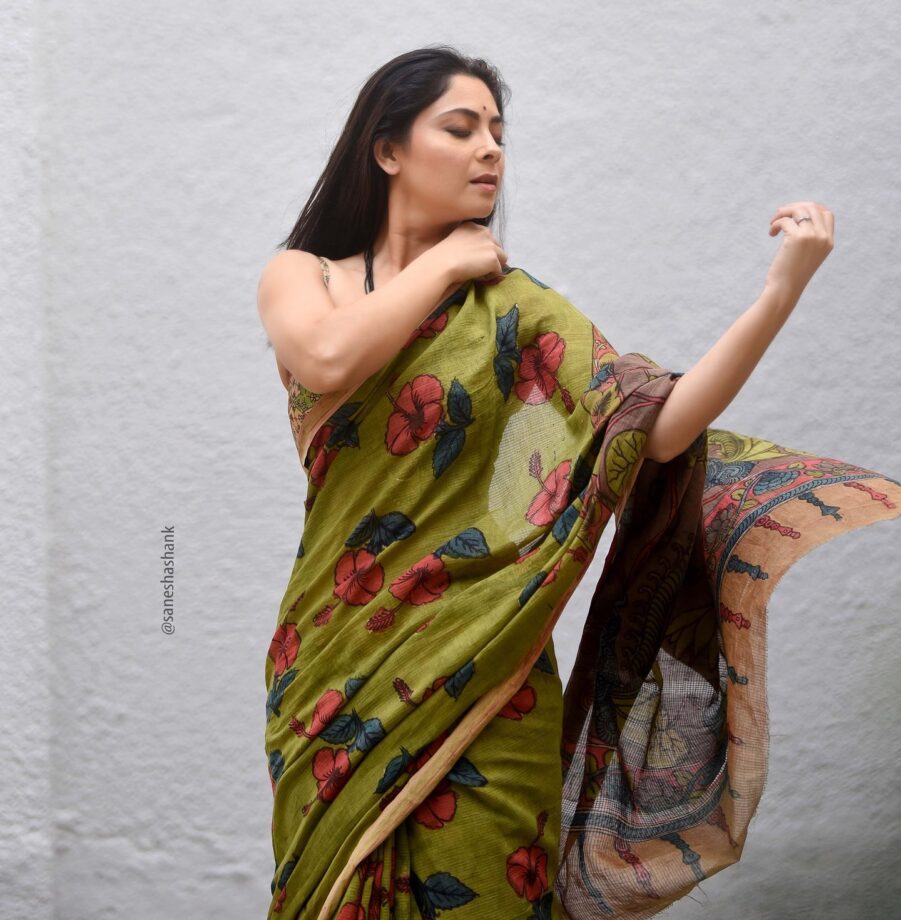 PICS: Marathi Actress Sonali Kulkarnee Has Left Us Speechless In Stunning Green Saree And Attractive Poses 795817
