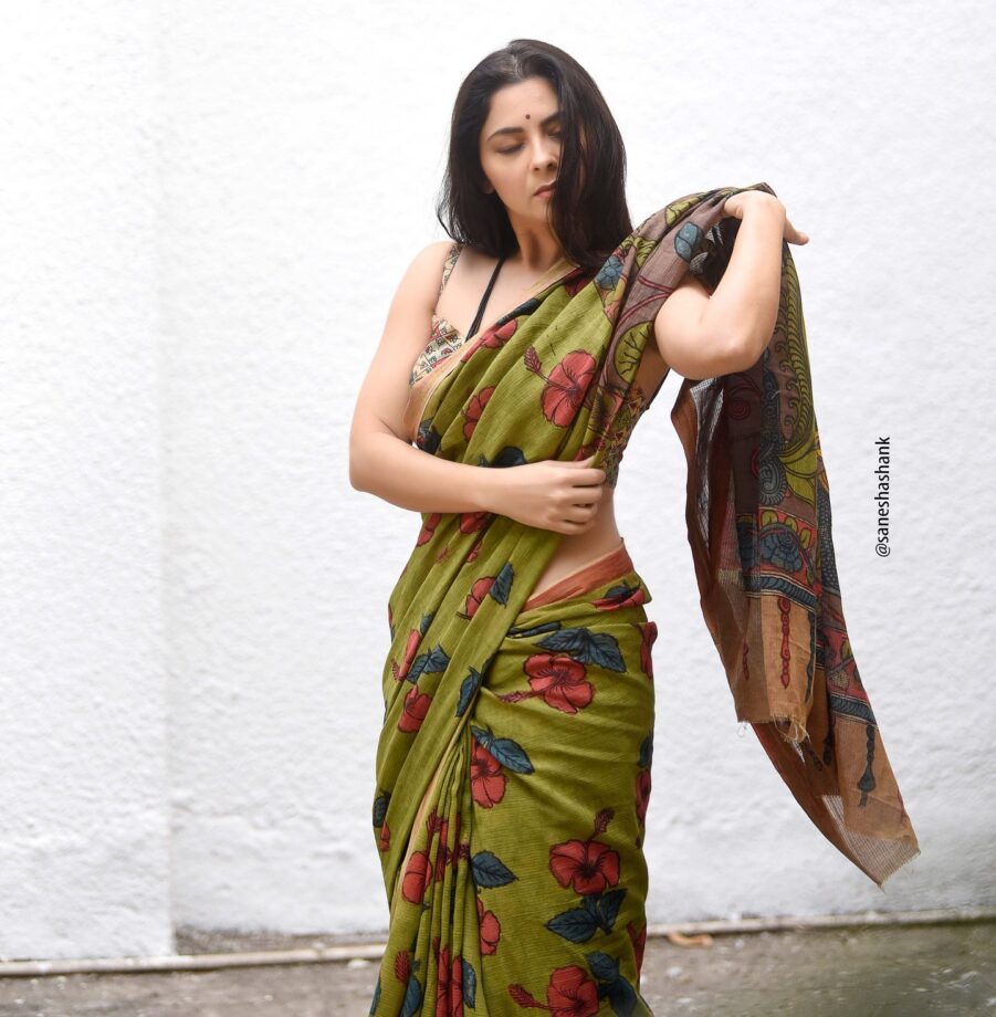 PICS: Marathi Actress Sonali Kulkarnee Has Left Us Speechless In Stunning Green Saree And Attractive Poses 795818