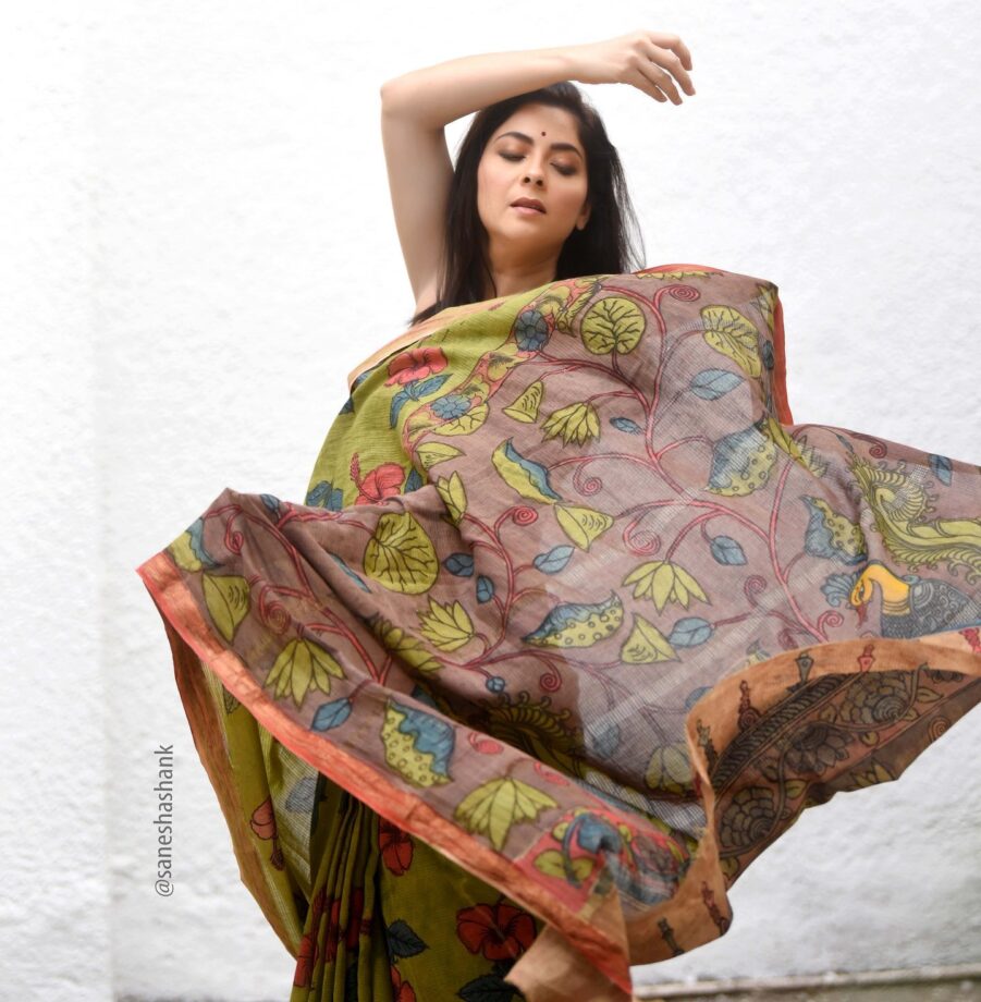 PICS: Marathi Actress Sonali Kulkarnee Has Left Us Speechless In Stunning Green Saree And Attractive Poses 795819