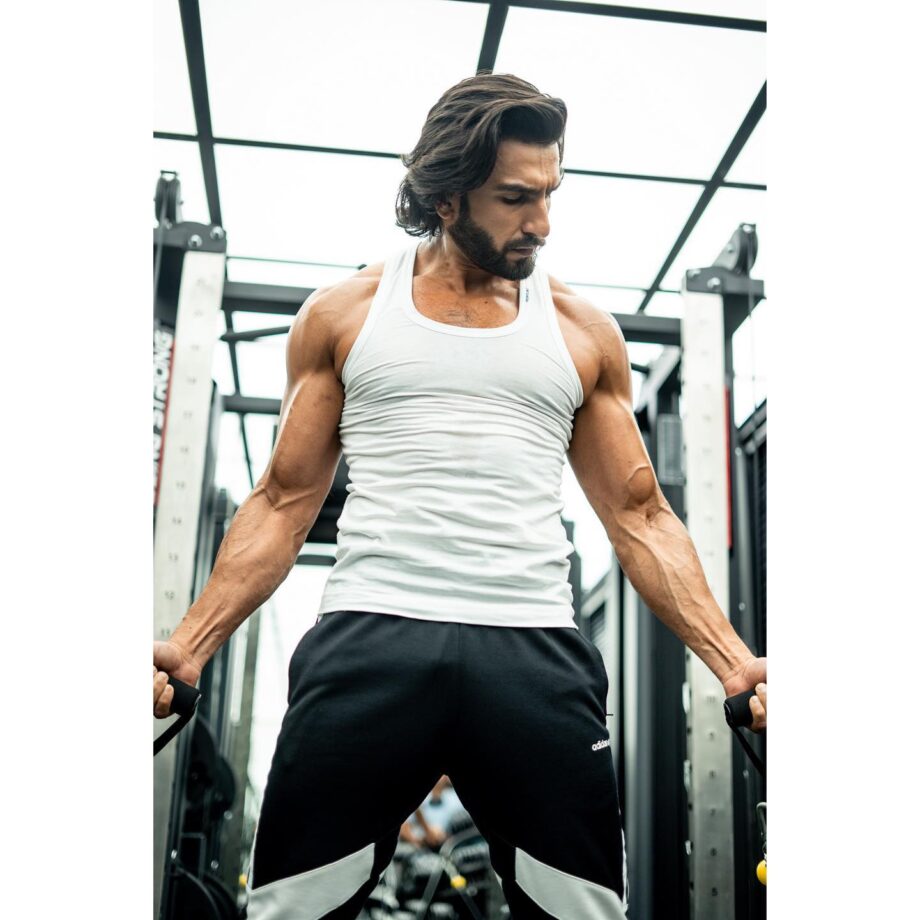 Insanely Hot: Ranveer Singh flaunts his muscles in latest gym pictures ...