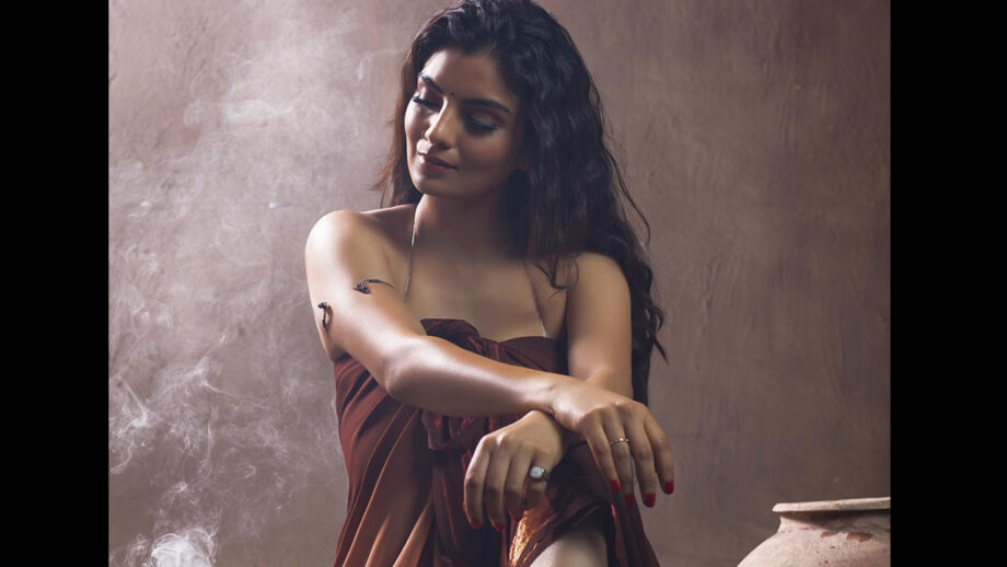 Anveshi Jain marks sensations in her wet hot satin brown gown, see viral photos 602706