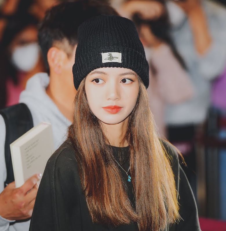 BLACKPINK Lisa And TWICE Nayeon Look Awwdorable In A Black Beanie: Who Is Your Fashion Inspo? - 0