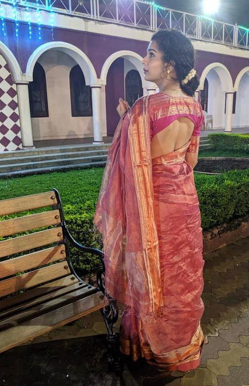 Want To Channel Your Inner 'Desi Girl' Priyanka Chopra Or Kareena Kapoor In  Manish Malhotra Couture? Make This Literally 'One Minute Saree' Under Rs  7,000 Your Next Splurge!