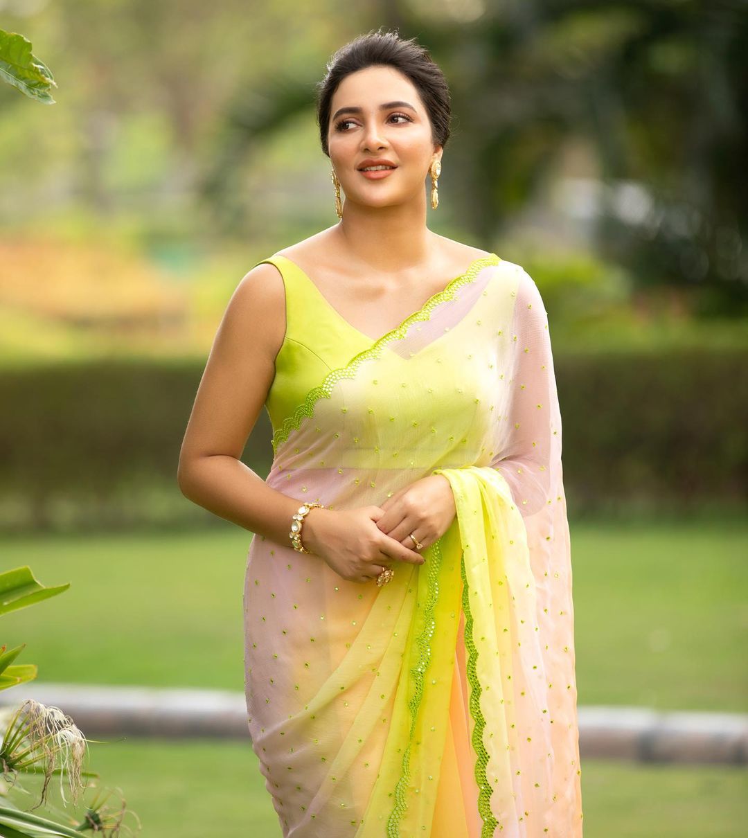 Bengali actress Subhashree Ganguly looks resplendent in handcrafted chiffon saree, check | IWMBuzz