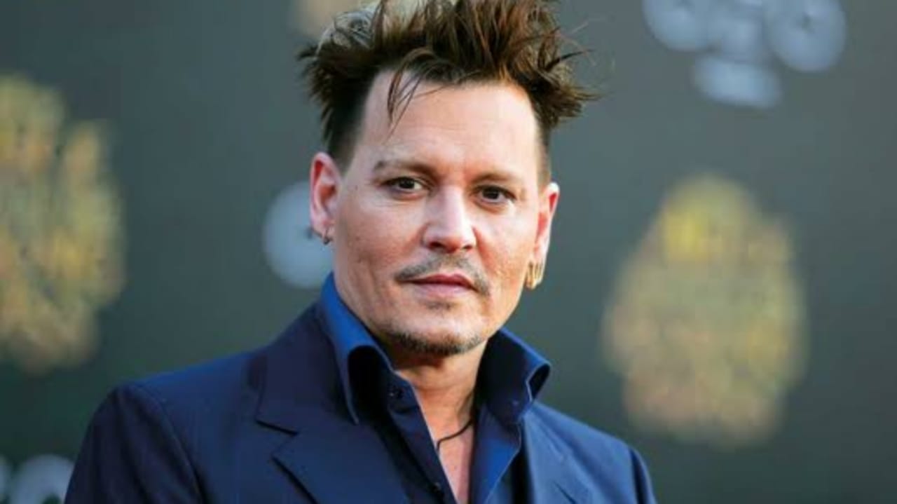 Fans Think Johnny Depp Looks 'So Different!'' In New Pics As He Walks With  A Cane - SHEfinds