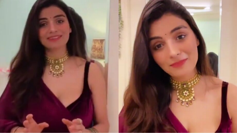 Video: When Anveshi Jain stabbed innumerable hearts in deep-neck velvet blouse and saree 659828