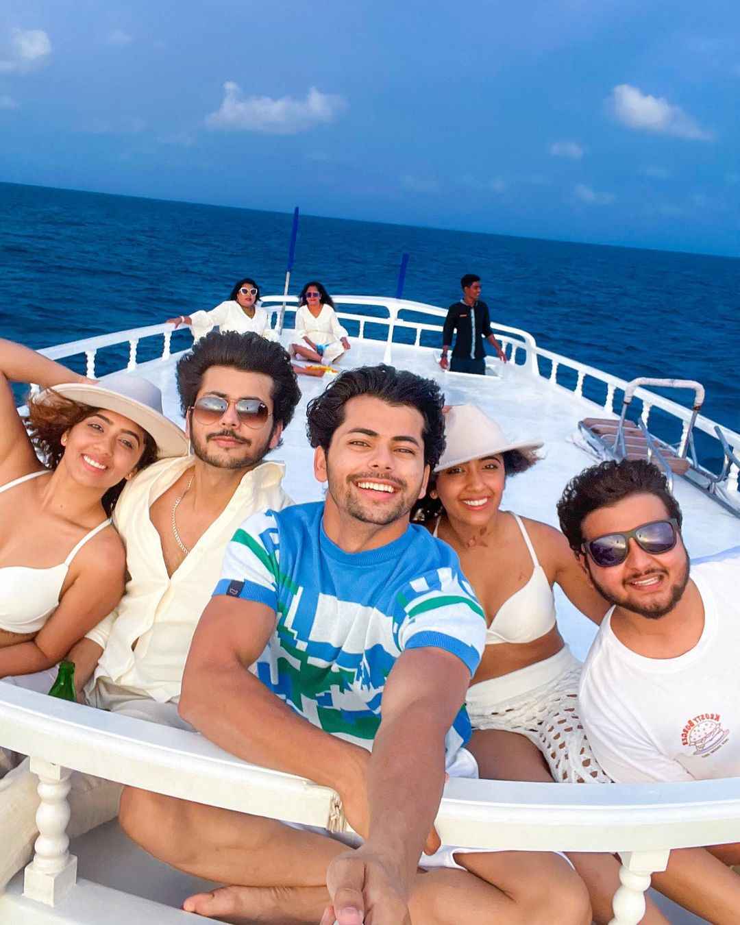 Siddharth Nigam clicks selfie in middle of ocean with 'Chinki-Minki' sisters, Anushka Sen says, 