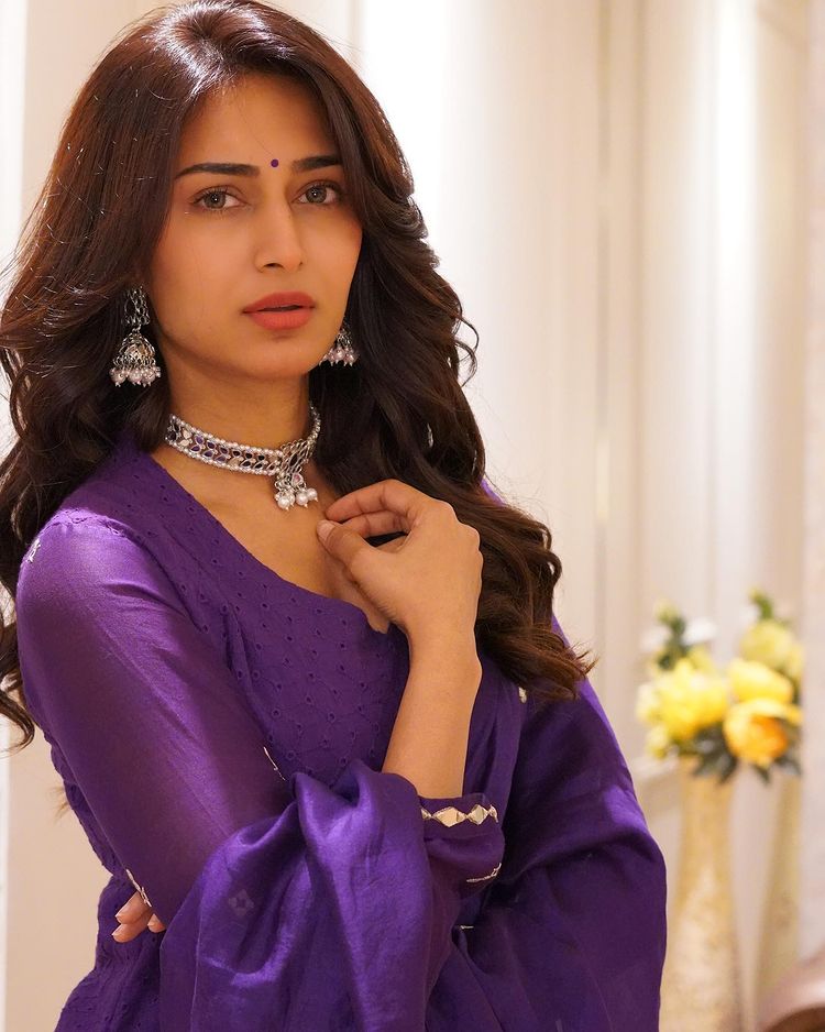 Gorgeous: Erica Fernandes looks angelic in purple salwar suit, see pictures | IWMBuzz