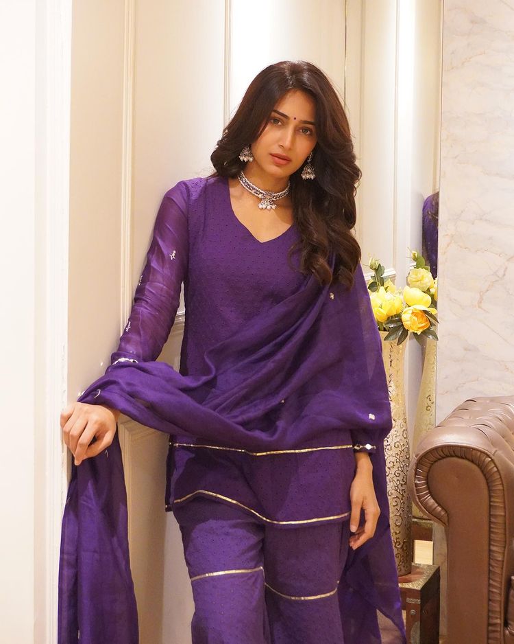 Gorgeous: Erica Fernandes looks angelic in purple salwar suit,…