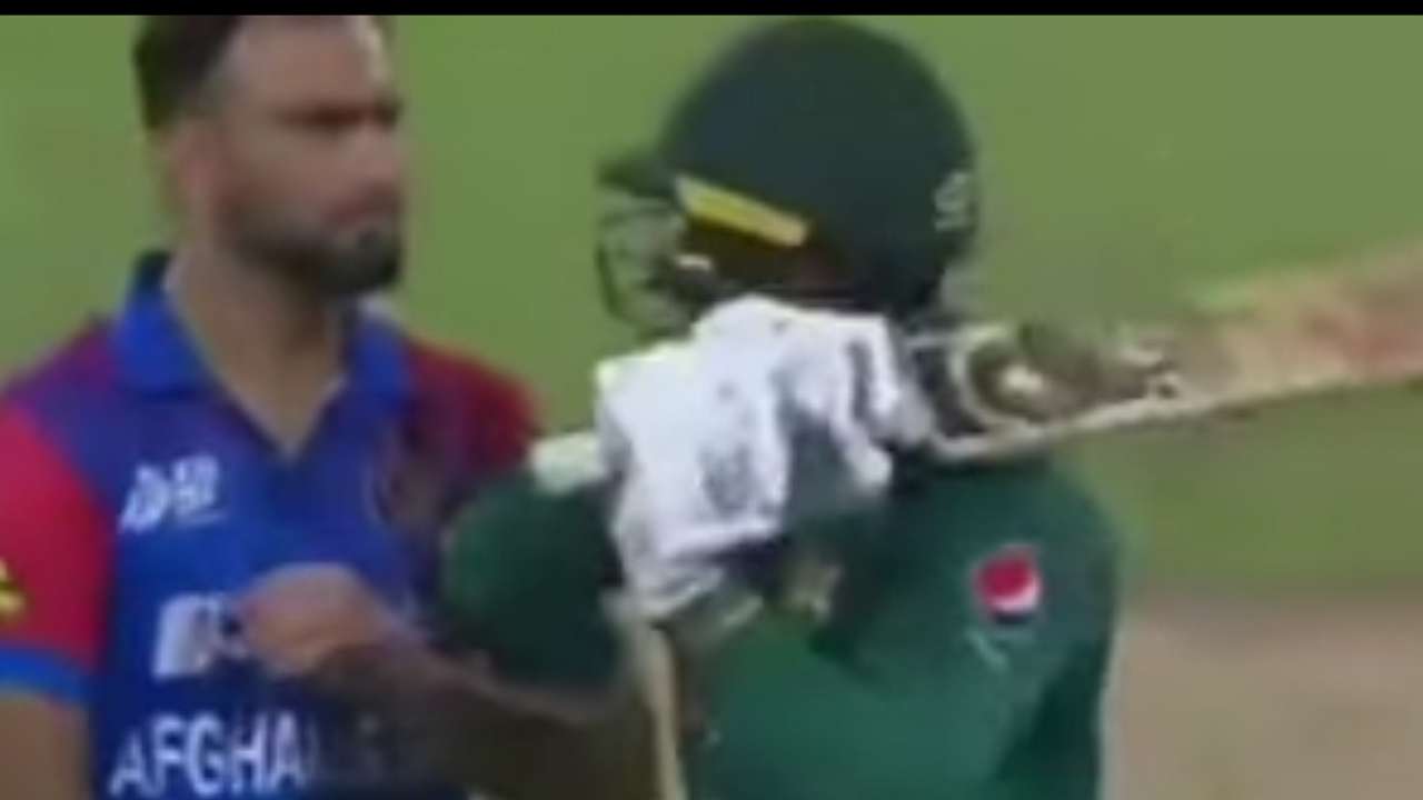 Watch: Pakistan's Asif Ali almost hits Afghanistan bowler in anger with  bat, see viral video | IWMBuzz