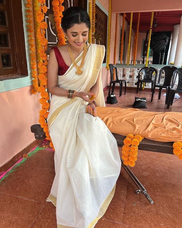 Weaved Zari Golden Kanchipuram Silk South Indian Saree SARV162345