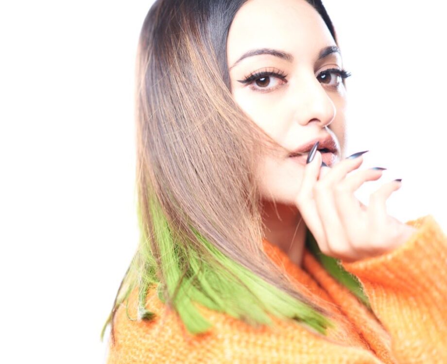 Swag Babe Alert: Sonakshi Sinha gets new haircolour with stylish green  streaks, we love it | IWMBuzz